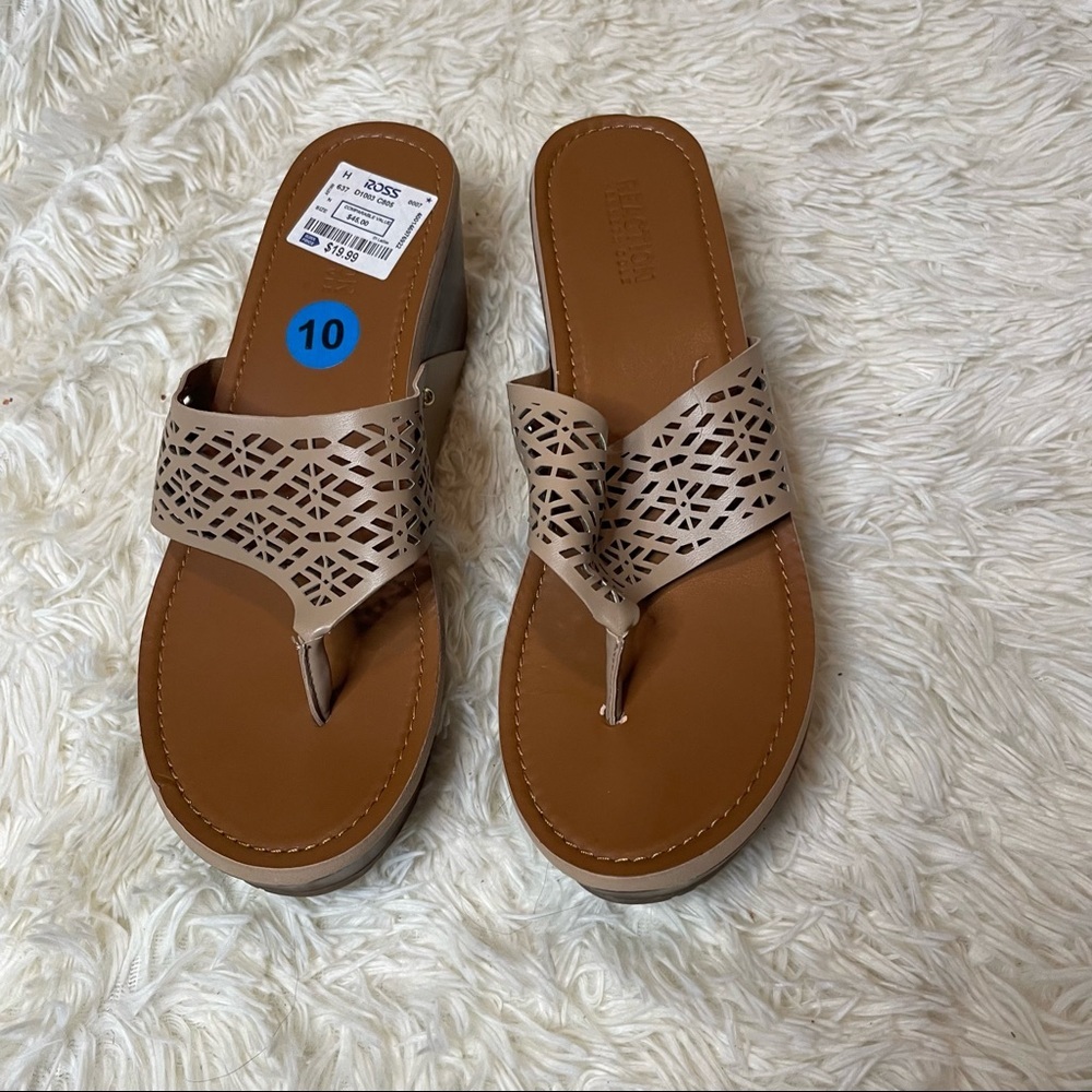 NWT Reaction Kenneth Cole Flip Flops Cream Cutout Band | 10